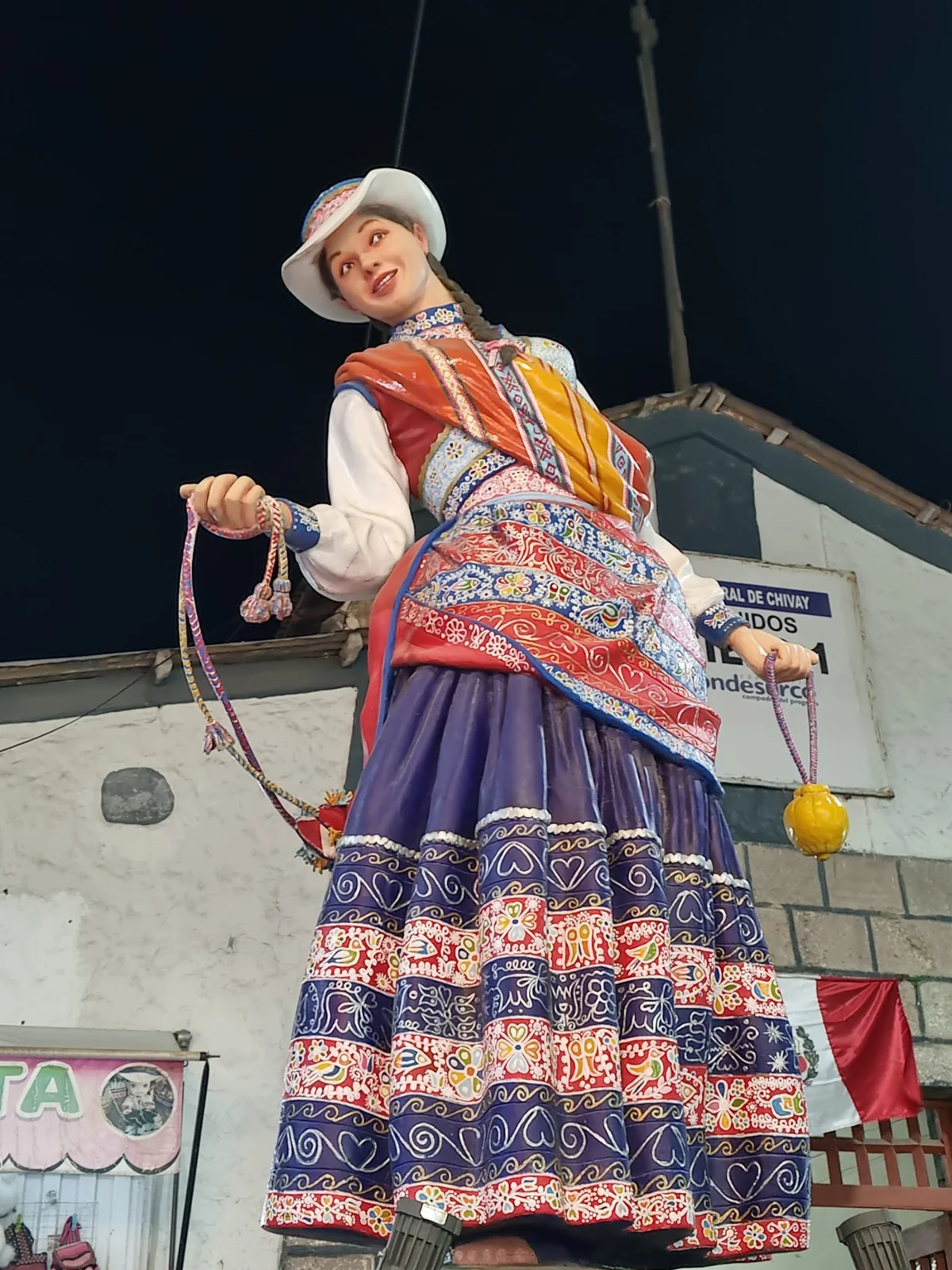 Donna in abiti tradizionali fotografata durante il viaggio in Perù