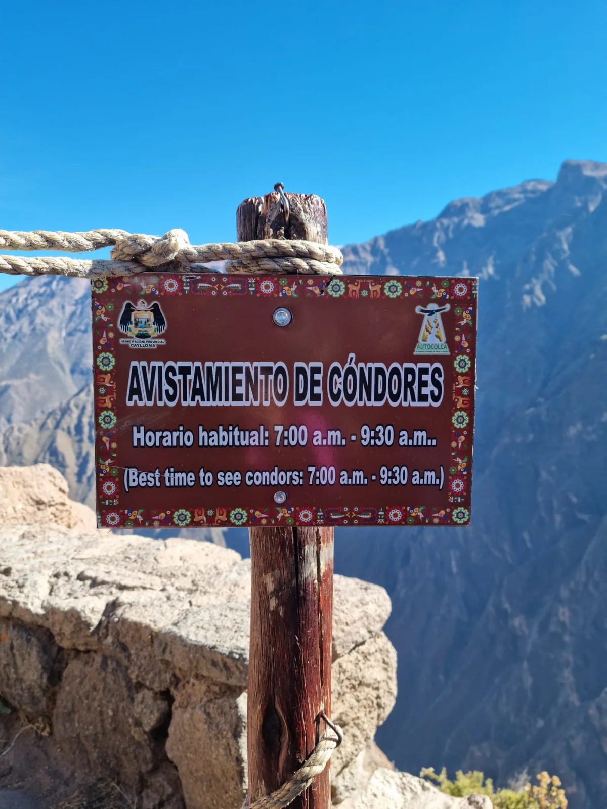 Cartello del punto di avvistamento dei condor davanti al canyon