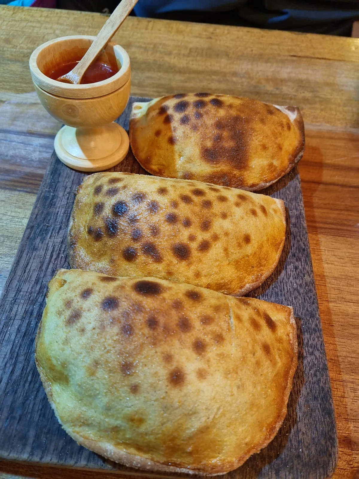 Tre fagottini ripieni serviti con una salsa