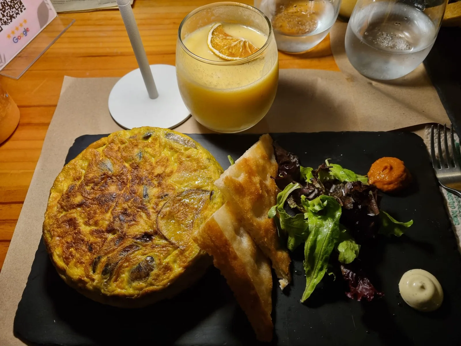 Frittata con insalata e bevande fotografata durante il viaggio
