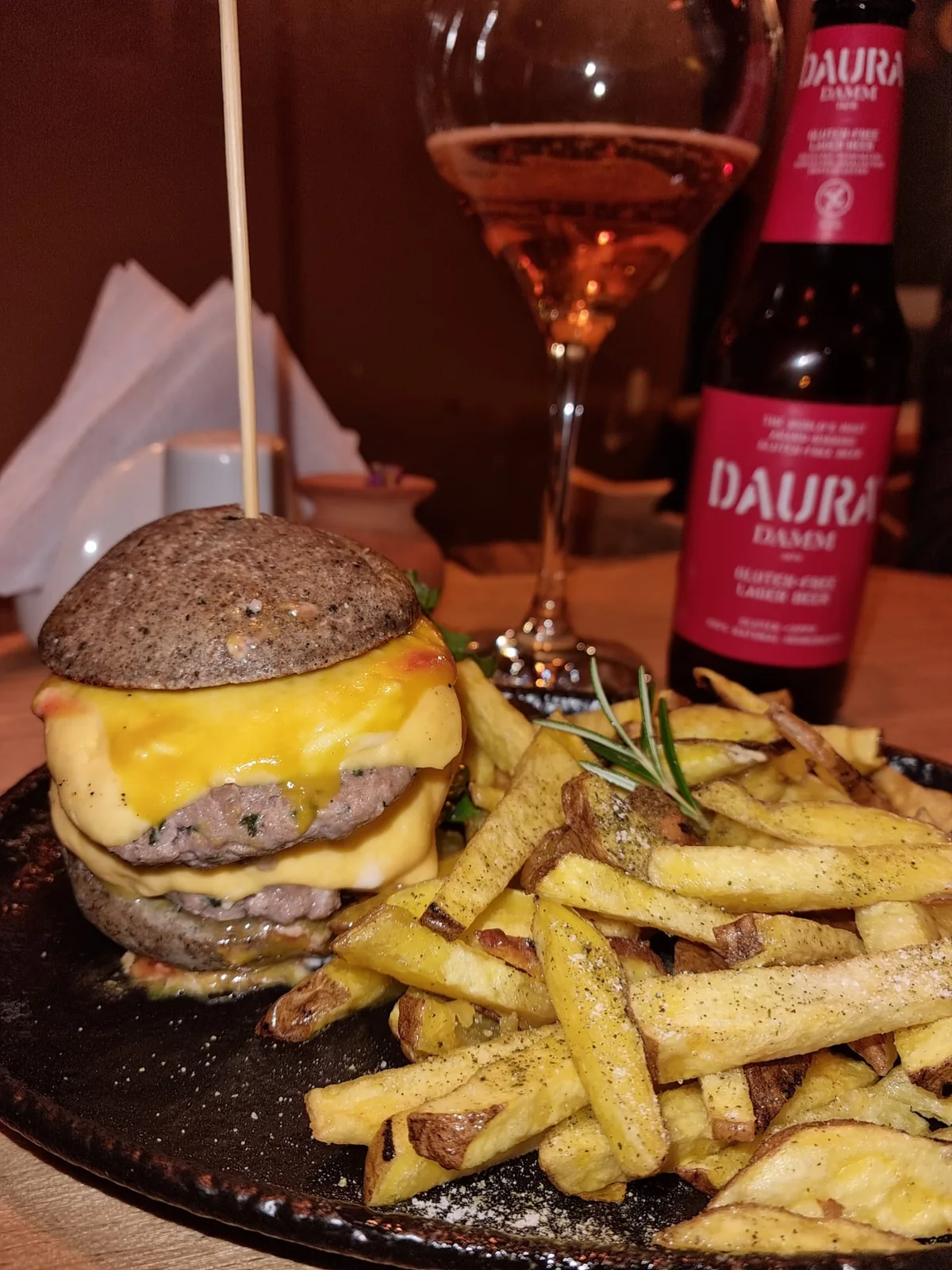 Hamburger con patatine e bevanda fotografato durante il viaggio
