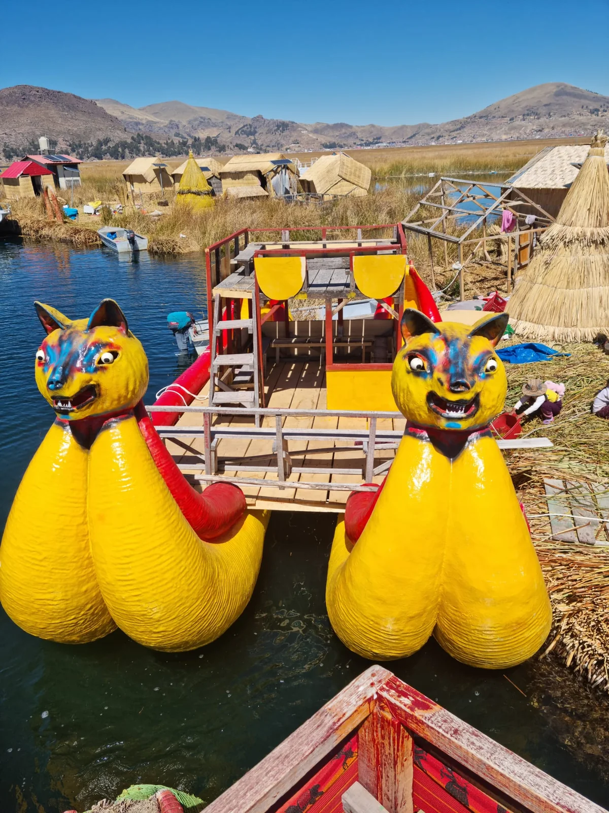 Barche colorate e isole galleggianti degli Uros sul lago Titicaca