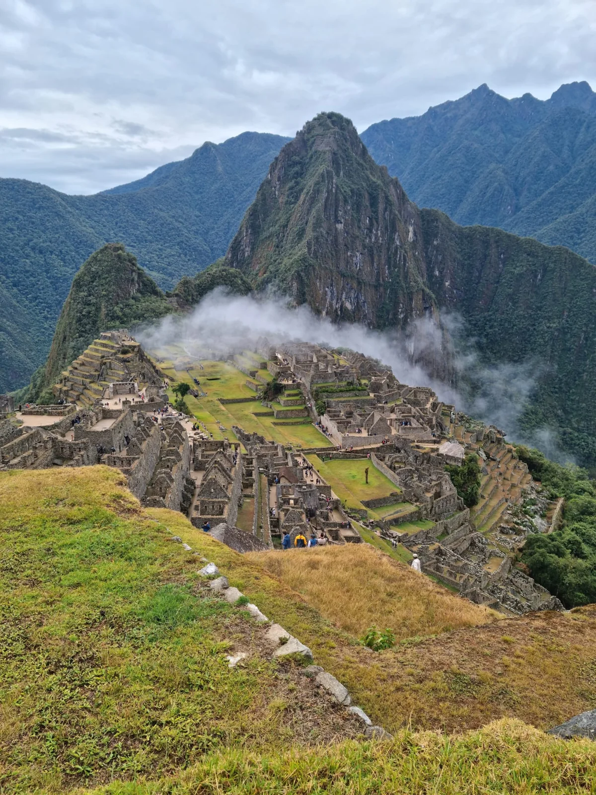 Panorama del sito archeologico di Machu Picchu tra le montagne