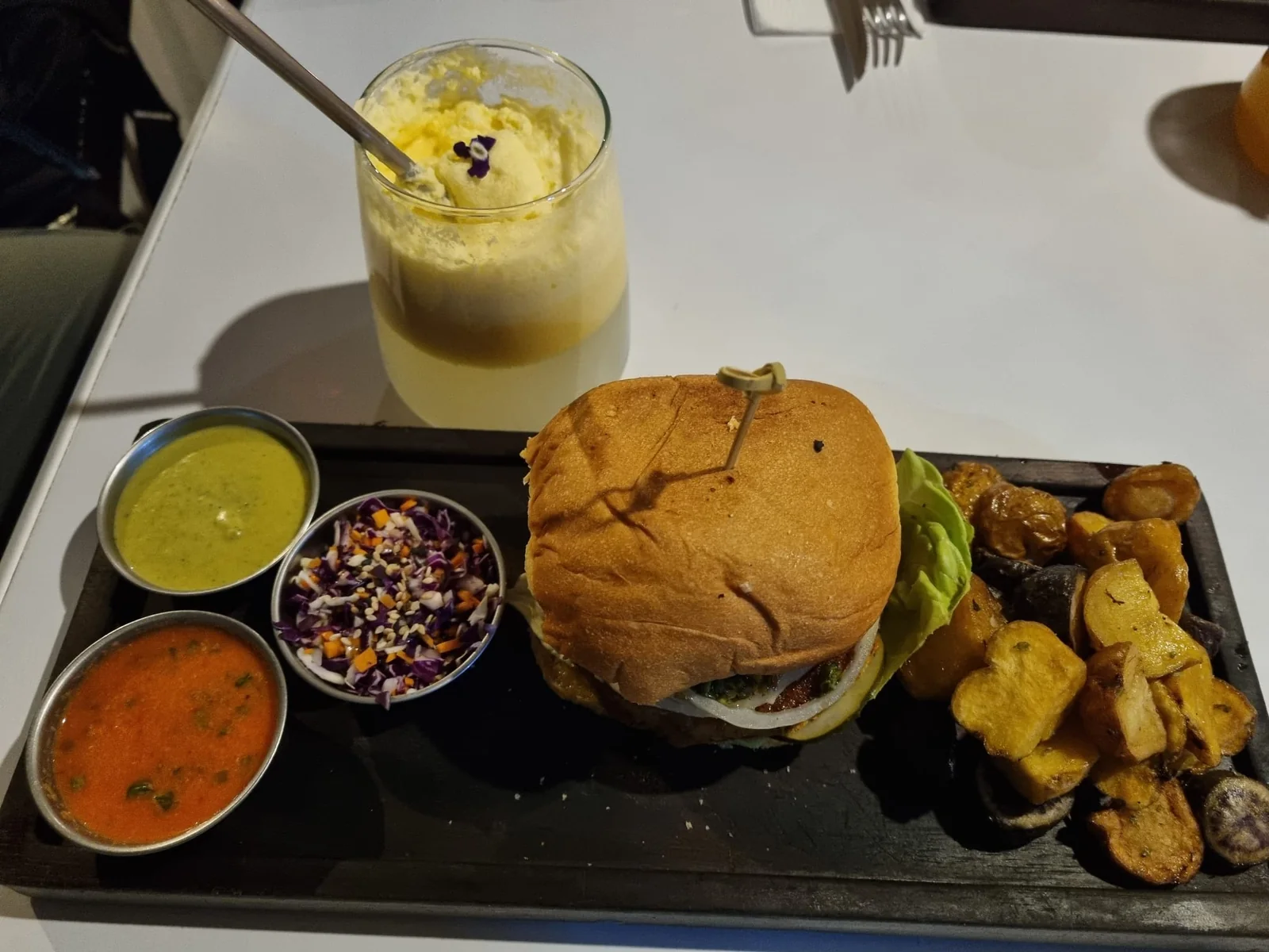 Panino con patate e salse fotografato durante il viaggio