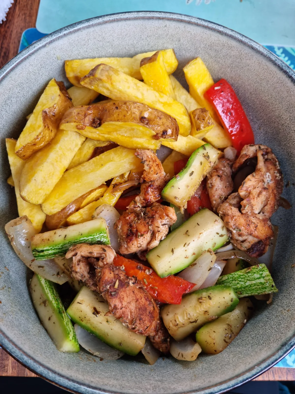 Piatto con carne, patate e verdure fotografato durante il viaggio