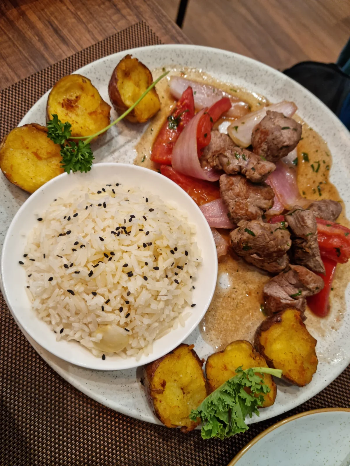 Piatto con riso, carne, verdure e patate fotografato durante il viaggio