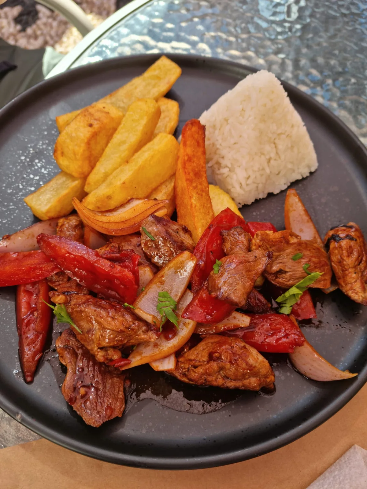 Piatto con riso, patate, carne e peperoni fotografato durante il viaggio