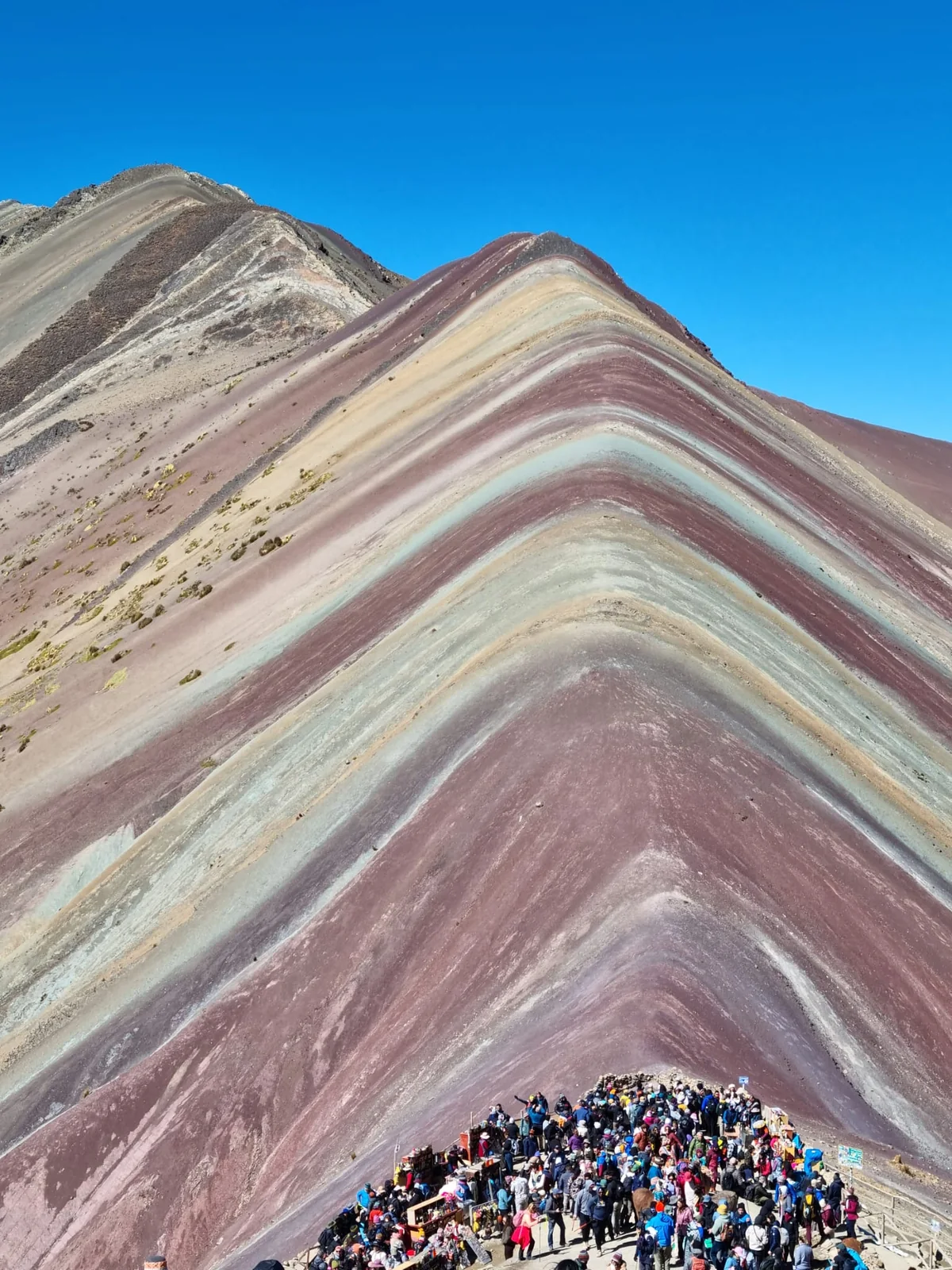 I colori della montagna Vinicunca e i visitatori sul sentiero
