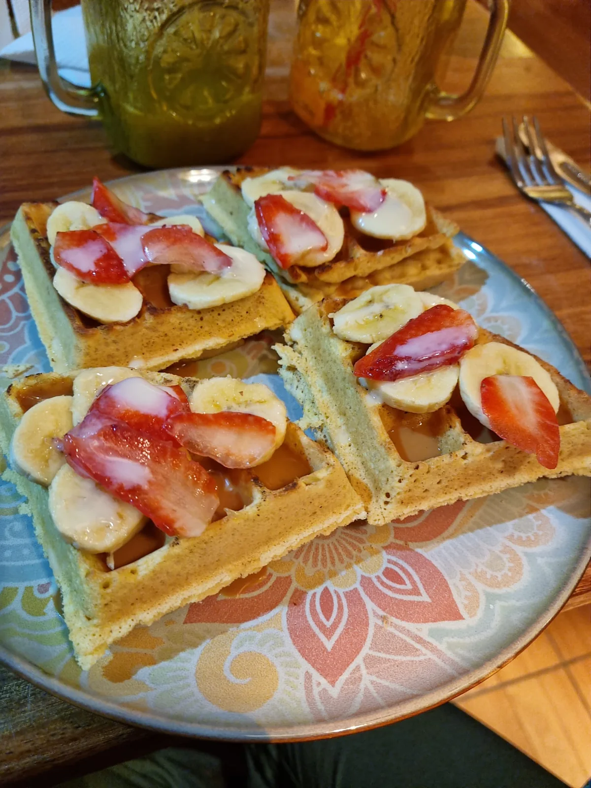 Waffle con frutta e bevande fotografati durante il viaggio